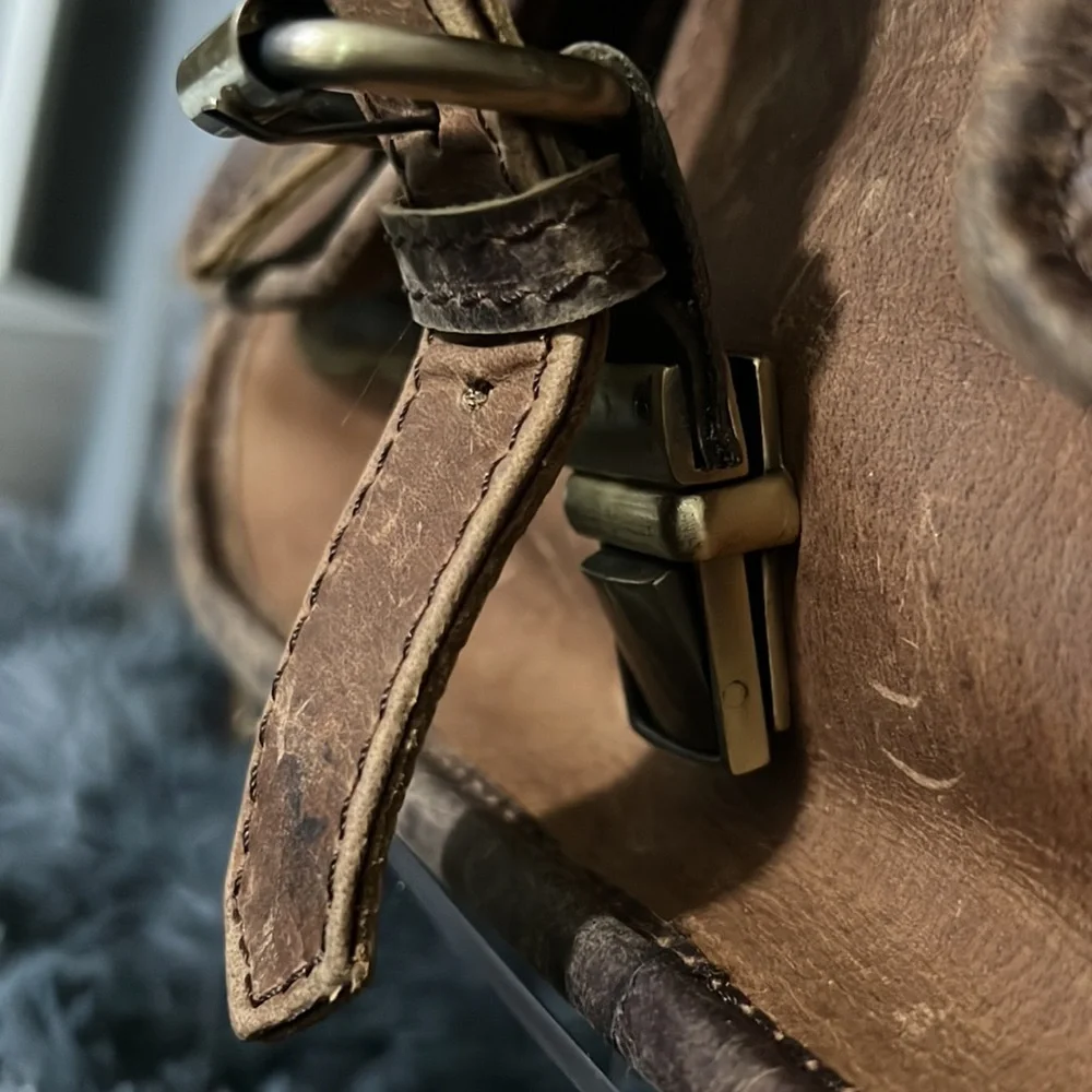 Larger sized crossbody leather bag - Picture 6 of 6